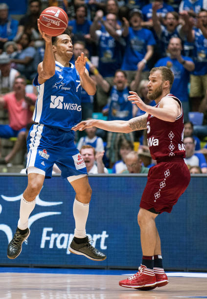 尽管恩比德 尽管恩比德