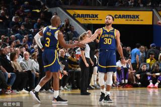 足球赛事中 足球赛事中